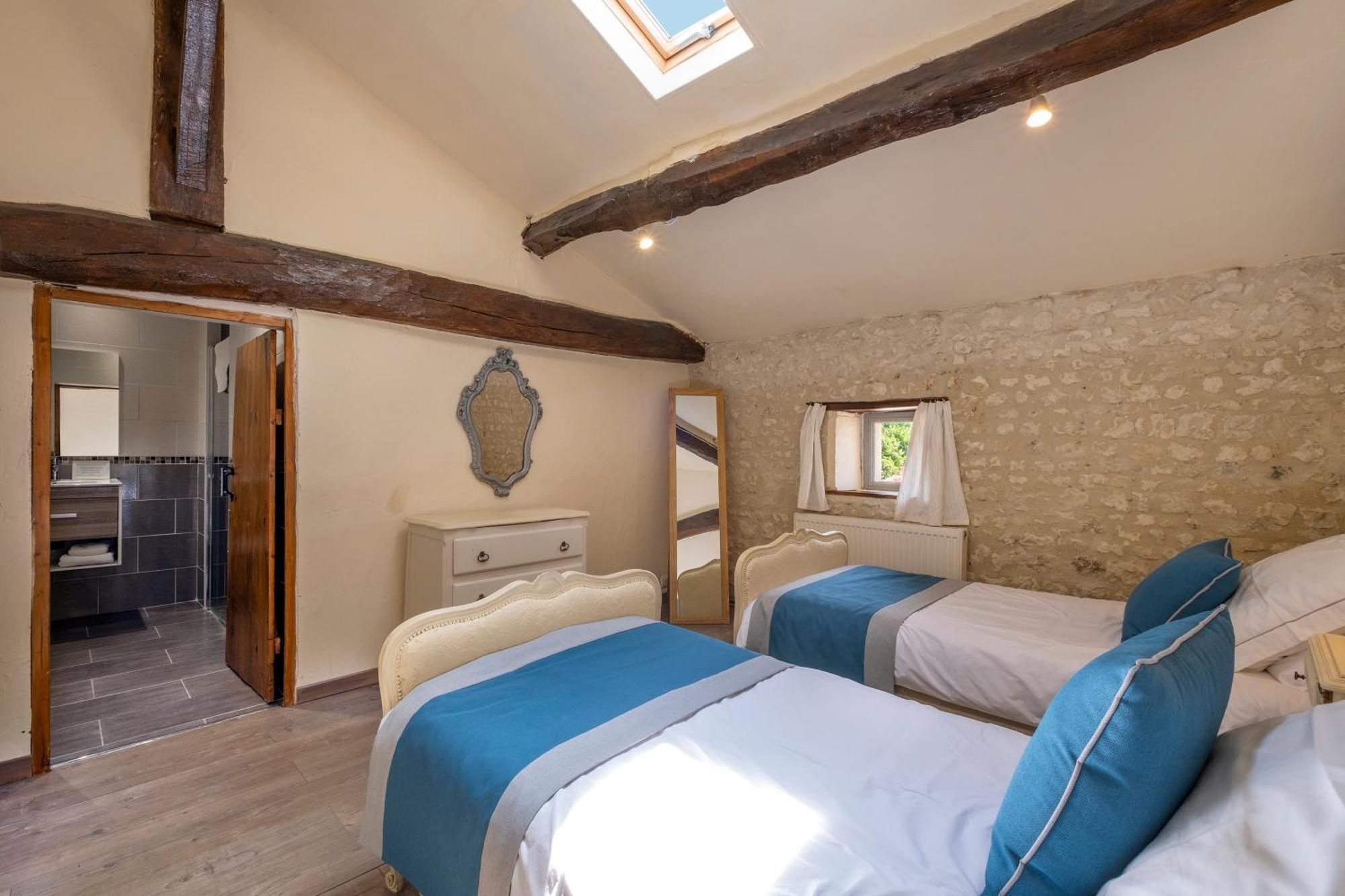 Domaine Chez Les Rois Bed and Breakfast Berneuil  Buitenkant foto