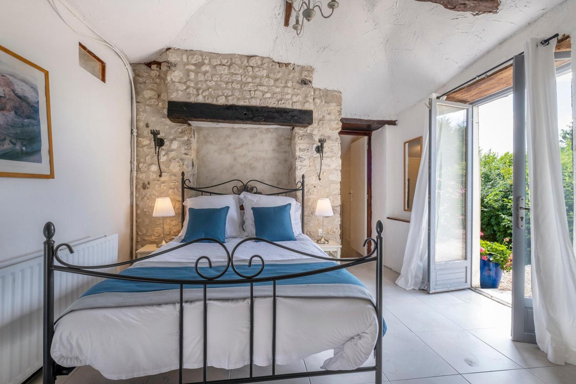 Domaine Chez Les Rois Bed and Breakfast Berneuil  Buitenkant foto