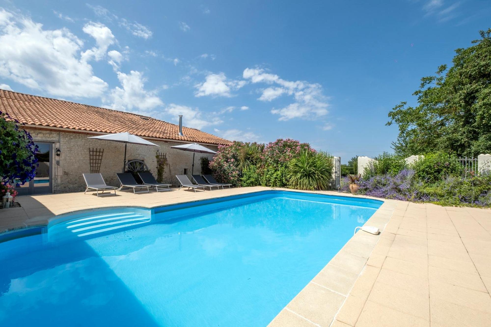 Domaine Chez Les Rois Bed and Breakfast Berneuil  Buitenkant foto