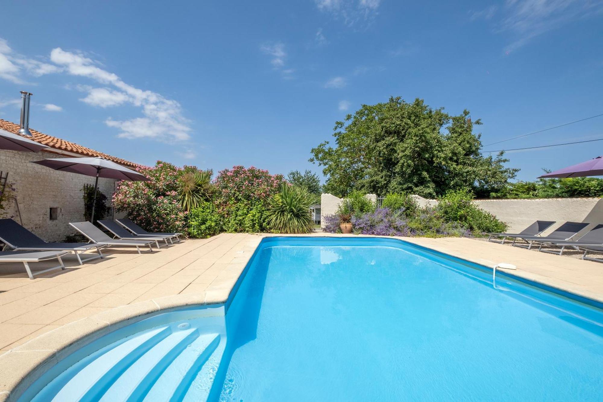 Domaine Chez Les Rois Bed and Breakfast Berneuil  Buitenkant foto