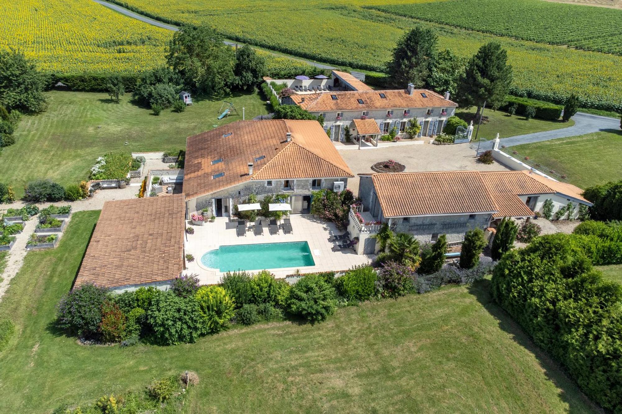 Domaine Chez Les Rois Bed and Breakfast Berneuil  Buitenkant foto